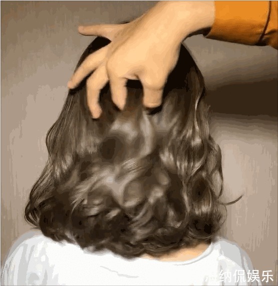 短发 时尚发型40左右女人,要学会打扮!短发烫后时尚有女人味