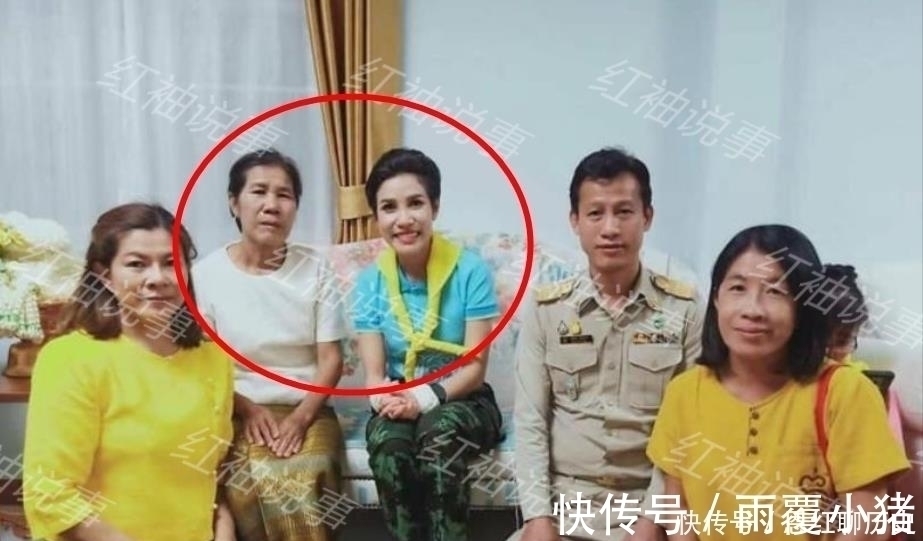 泰王@36岁诗妮娜荣归故里!参加家庭聚会坐C位,接受亲戚们匍匐跪拜
