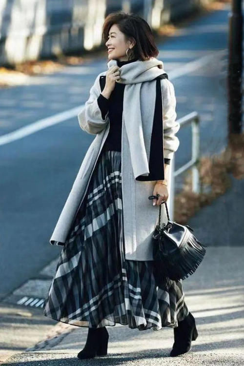 梨形身材的中年女人，尽量少穿长裤，学日本阿姨穿裙子，真优雅