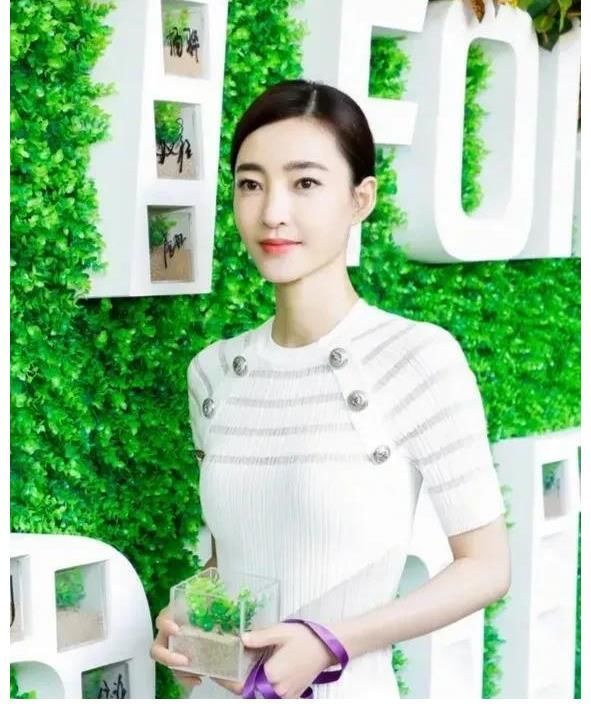 画眉|王丽坤：妆罢低声问夫婿，画眉深浅入时无
