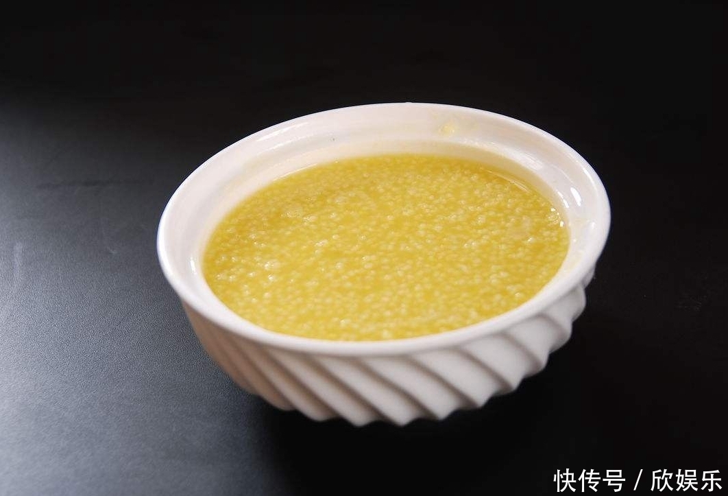 熬小米粥时，直接加水熬就错了，多加一步，更容易出油，又香又浓