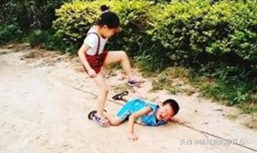 打架|“都是第一次当人,凭什么让你”,妈妈和2岁儿子打架意外走红