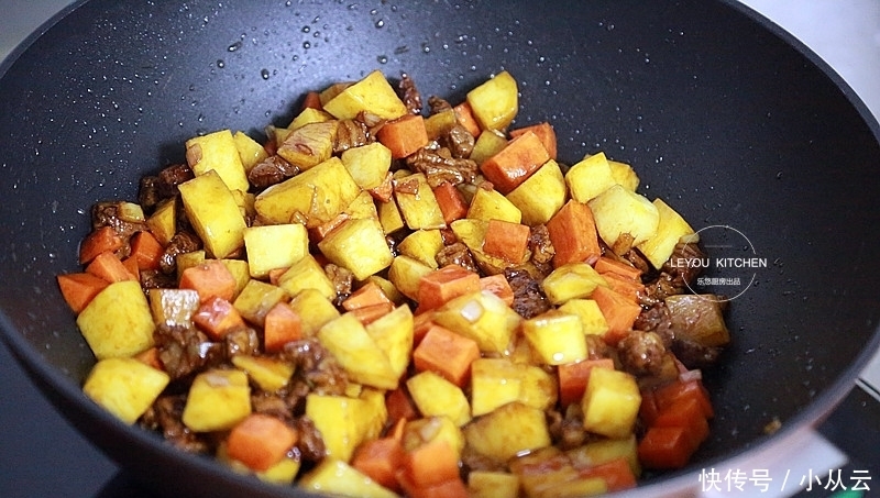 简单好做的懒人焖饭,一锅菜、肉、饭全有,下班再不用愁吃什么