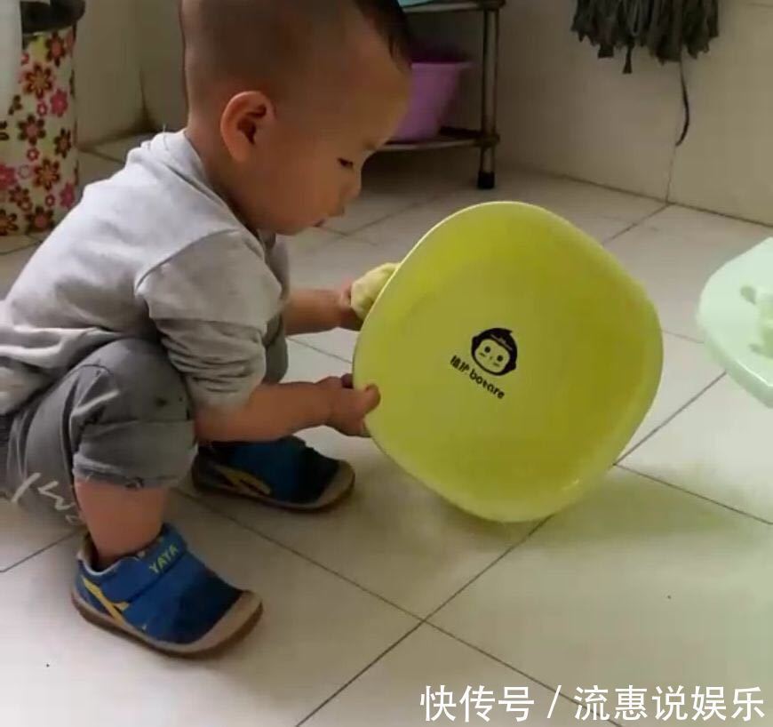 起床|宝宝早上起床,直接往厕所跑,妈妈跟过去一看,乐得笑弯了腰