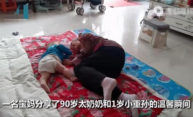 老奶奶|90岁太奶奶缝被子,小重孙在一旁撒娇捣乱,网友:这才是天伦之乐