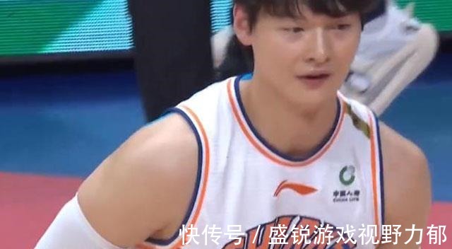 李春江|王哲林助攻李添荣暴扣!上海队新外援爆发,马布里在场边怒斥球员