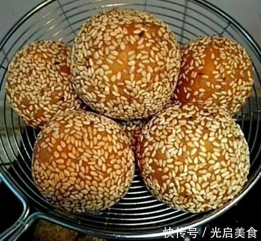 奶奶教我炸麻团,不加一滴水,只需这样做,个个香甜又软糯