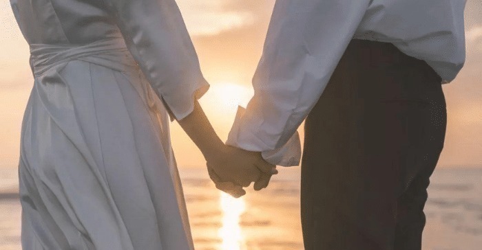 世上只有妈妈好|产妇分娩前给医生塞了张纸条,看清内容瞬间泪目:自私女人最好命