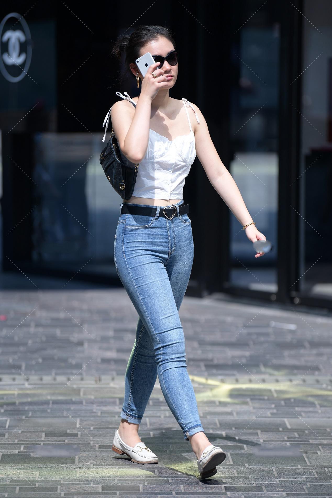 好看|简约白色背心穿上很漂亮, 搭配牛仔裤就很好看