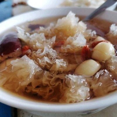 雪梨|红枣雪梨银耳莲子羹中午刚做完,晚上又想吃了