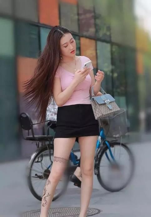 阿姨|风姿飒爽的阿姨,一条粉色背心穿得“活灵活现”