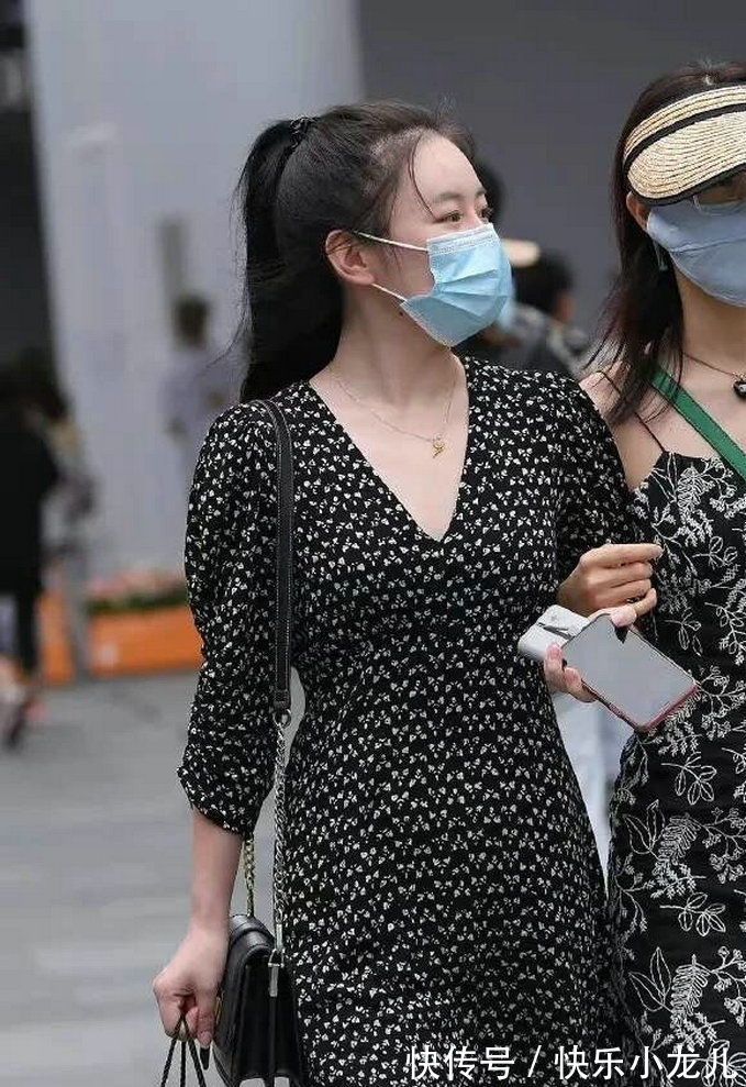 素雅 大地色的长裙,简约与素雅的设计,有一种说不上来的高级