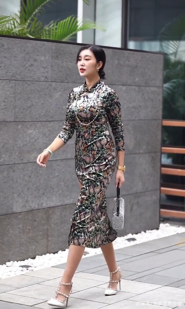 旗袍搭配珍珠,衬出都市名媛的气息