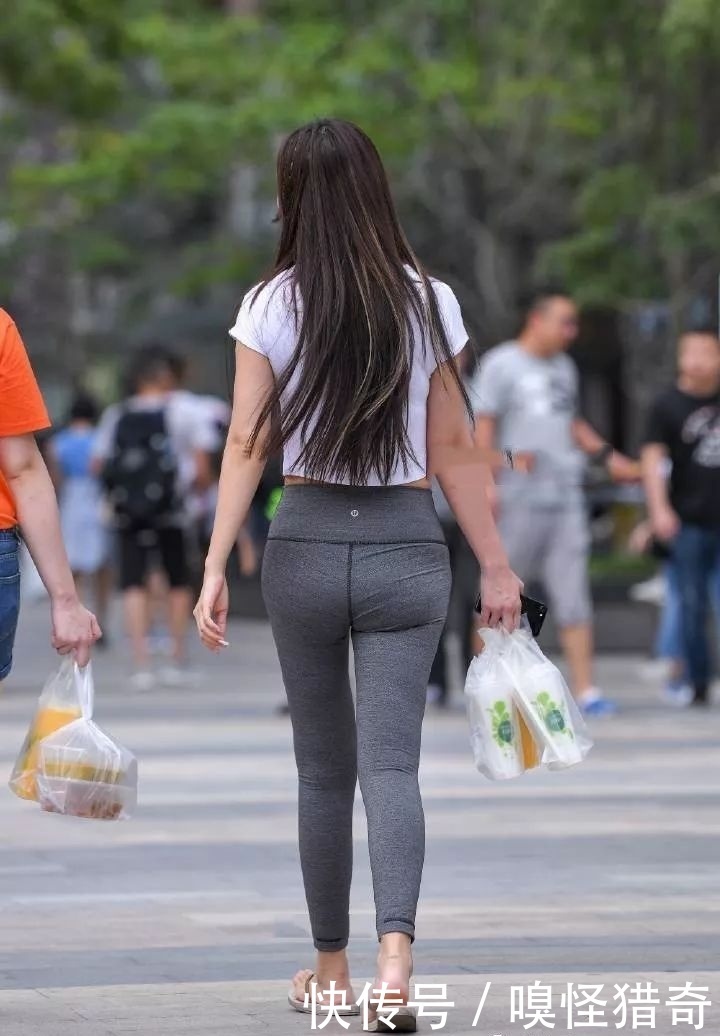 T恤|街拍美女:小姐姐灰色打底裤配紧身T恤,洋溢着完美气质