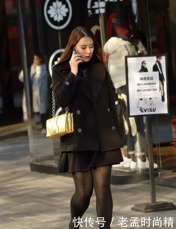 超过|街拍:身高不足160, 体重超过140的美女, 不要选择短裙配黑丝袜, 太显胖