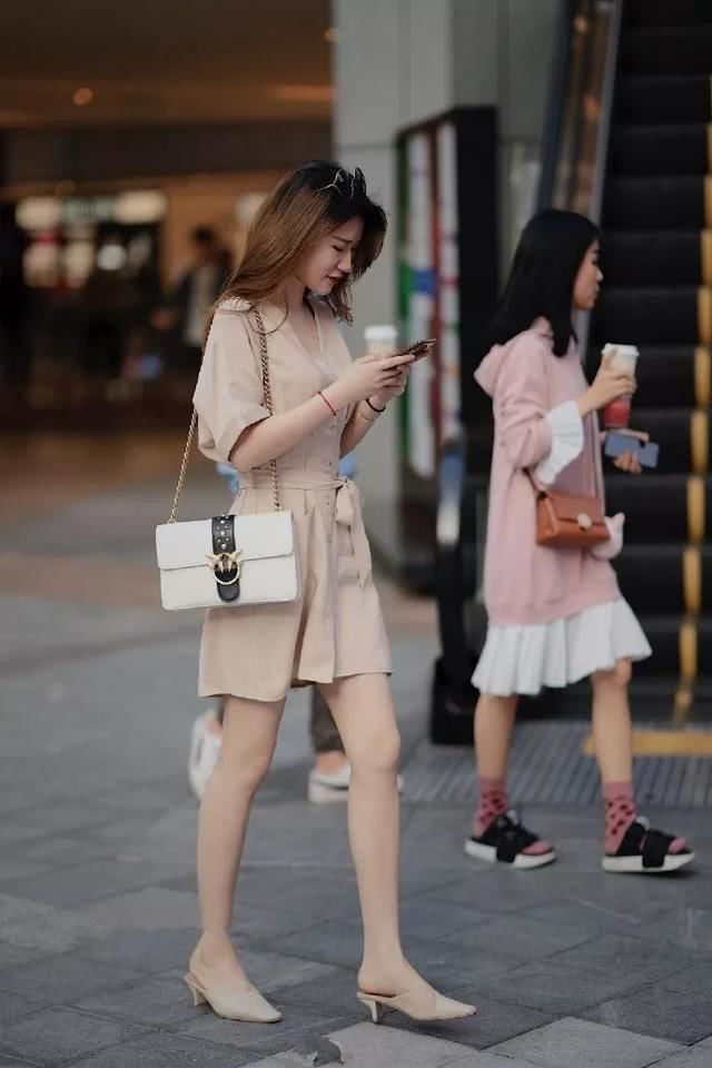 街拍:闭月羞花的小美女,短袖配粉色短裙,时尚靓丽气质