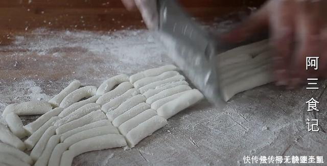 糯米粉这样做真是太香了,开水一烫,香甜酥脆,出锅全家抢着吃!