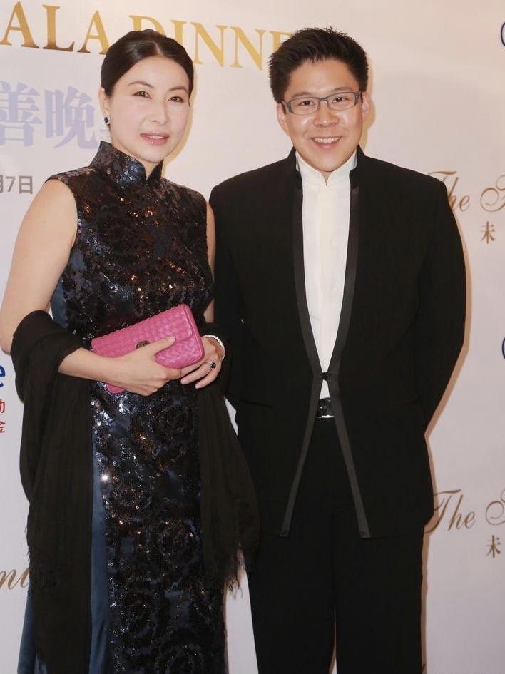 郭晶晶和一般“阔太”不一样，黑色连衣裙简约舒适，高级感爆棚