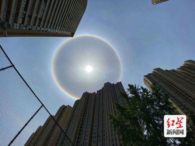 快看！成都上空出现日晕美景