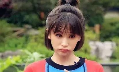 头发 发际线比较高的女生,尽量少梳这3种发型,否则发际线会上移!