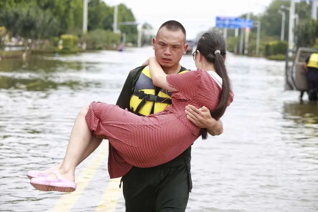 额头|看到儿子的额头，妈妈哽咽着说不出话来……