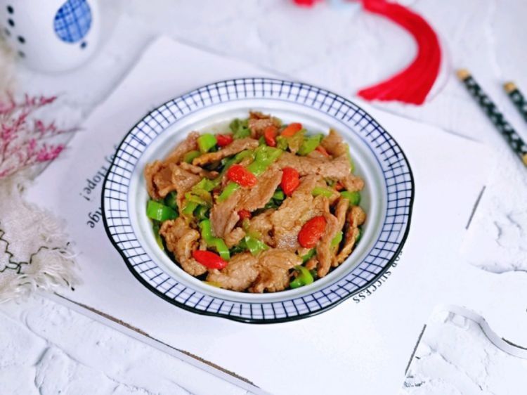 牛肉片炒青椒做法简单，和米饭太搭了，全家抢着吃