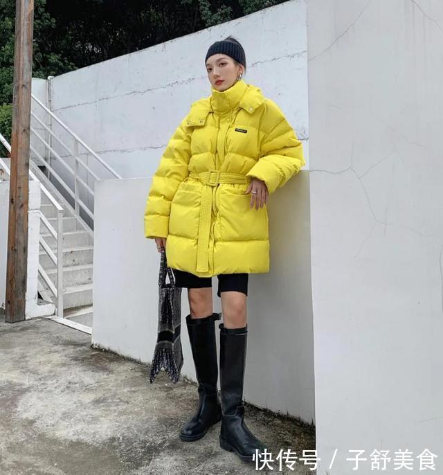 冬天穿羽绒服别只选黑灰色,今年流行这4款“亮色羽绒服”,洋气