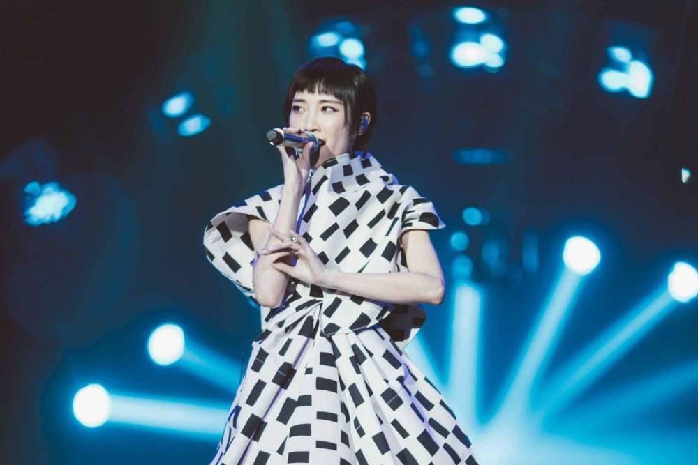 苏诗丁|恭喜!单依纯作出正确选择,签约百沐娱乐一举四得,这才叫双赢!