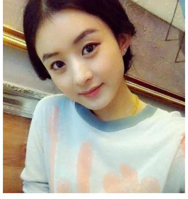赵丽颖生活自拍照,像极了你和我,大头像一样,太接地气了