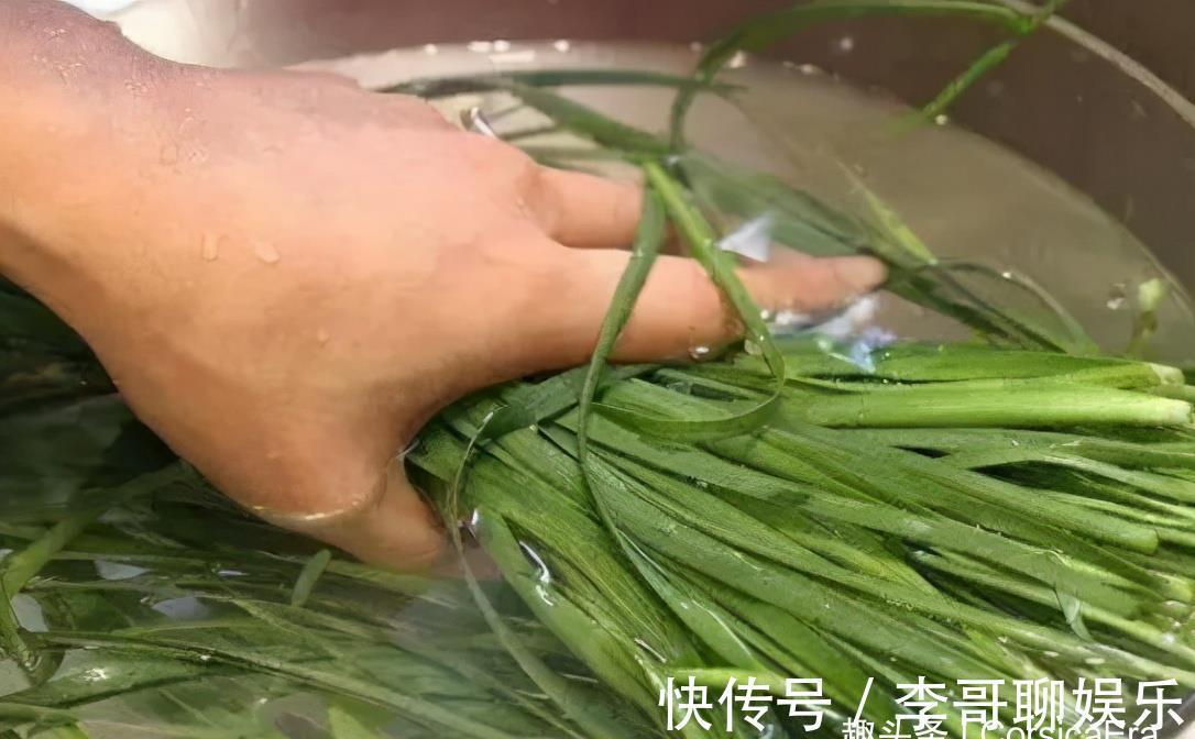 鲜味|调韭菜馅，调料牢记“2放2不放”，韭菜翠绿不出水，鲜味足，好吃
