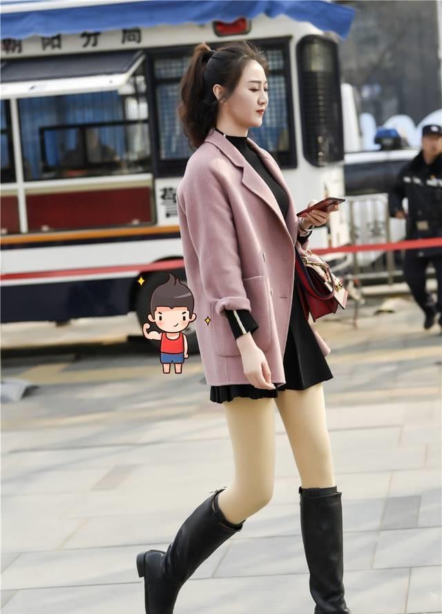 肤色 街拍:笑容很甜美的肉丝短靴女生,打扮也很有气质的OL范