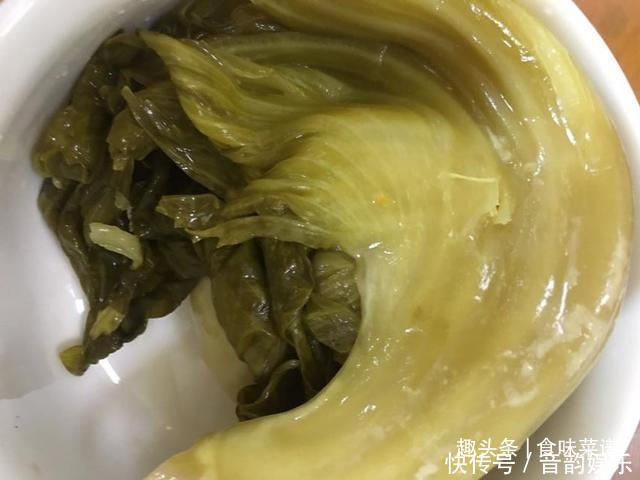 每年秋天,奶奶都这样腌上一缸酸菜,不发霉不怕烂,放一年都不坏