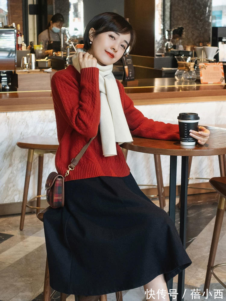 小蛮腰|今年还是穿“红色毛衣”最洋气,搭配牛仔裤、半身裙简约又显气质