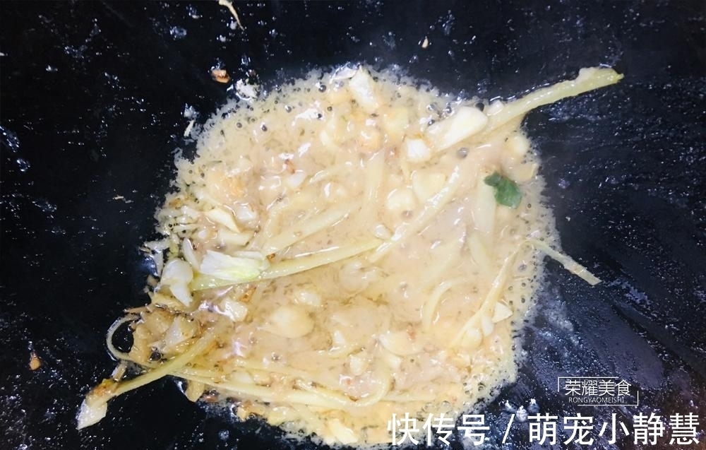 食用油|炒空心菜,直接炒就不对了,多加一个步骤,翠绿不发黑,十分脆嫩