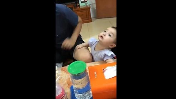 场面|宝妈把孩子交给舅舅，看舅舅带娃的场面，萌娃：我没有这样的舅舅