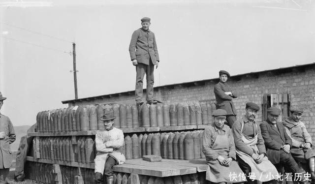 弹药|1919年英军监督德国工人拆毁火炮弹药 战争阴云挥之不去！