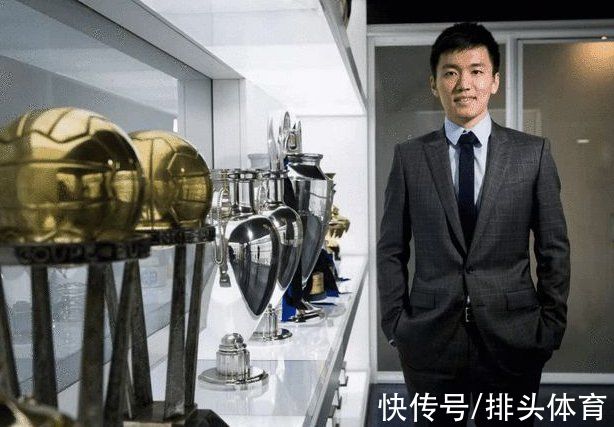 国米|张康阳捧杯站C位，率国米高层大合影！今夏净赚15亿，满分操作