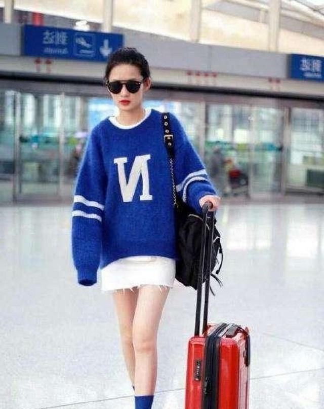 街拍,现在流行短打背心搭配紧身裤,看着确实很性感