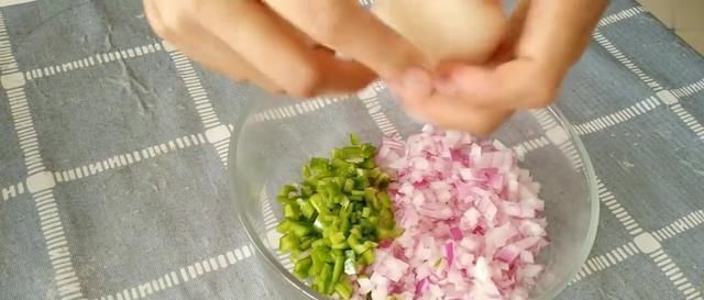 费劲|洋葱和鸡蛋做早餐饼,做法简单不费劲,味道也是不一般