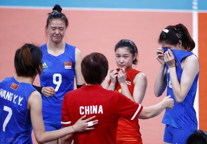 李盈莹|3-0也救不了中国女排,丁霞赛后痛哭被指责,选择性传球毁了球队