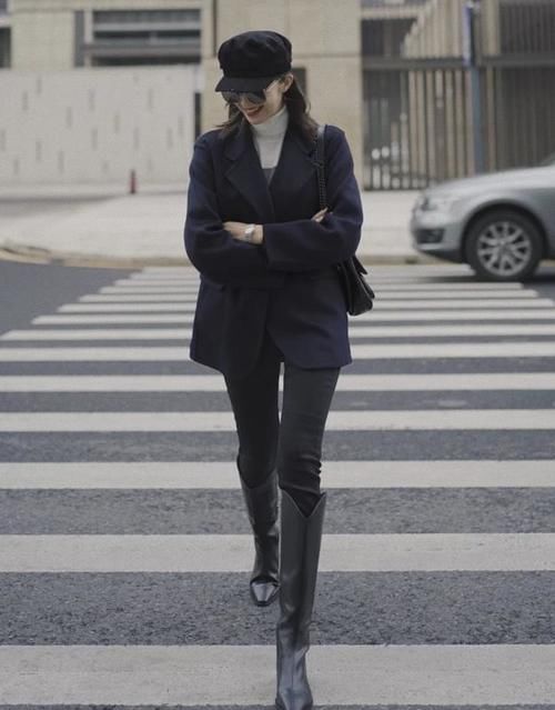 2021年不流行马丁靴了，现在流行这双“膝下靴”，不仅时髦还显高