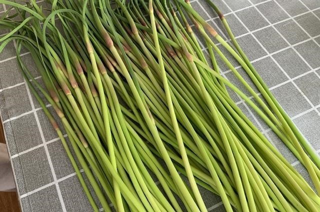 同样是蒜苔,“绿头”和“红头”有什么区别?知道后别再乱买了