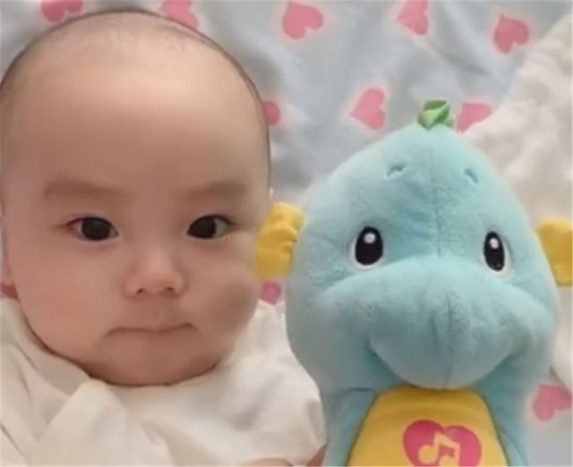 家长|幼儿园宝宝对老师“抛媚眼”,动作熟练,网友笑称:跟爸爸学的