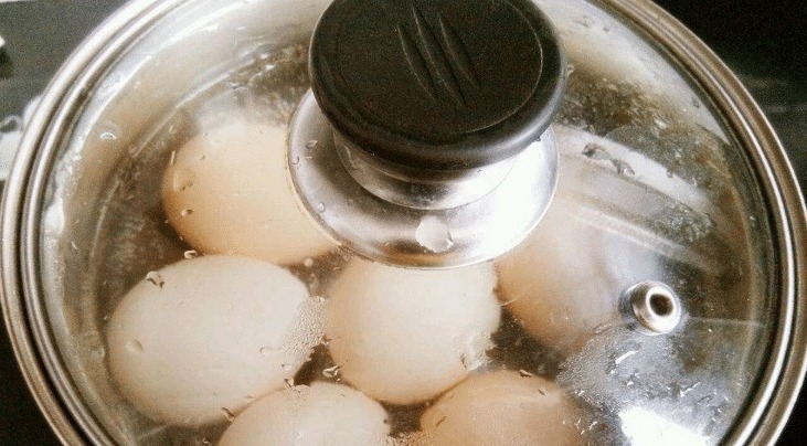 煮鸡蛋只用白水煮可不行,煮前多做一步,香嫩好吃,蛋壳特好剥