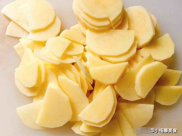 土豆片儿|干锅土豆片：不油腻，香辣味，10分钟轻松搞定，鲜香美味又下饭