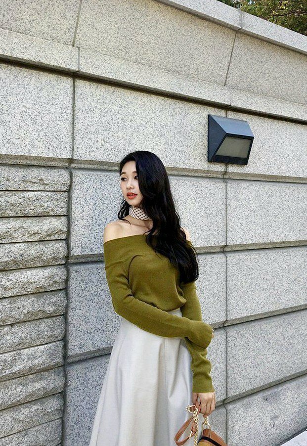 美女街拍:一字肩上衣搭配半身长裙,效果还不错