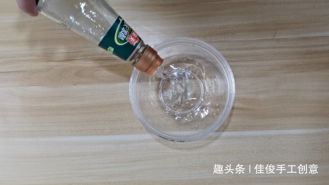 白醋和洗衣液混合真厉害,解决了家家户户的难题,学会回家试试!