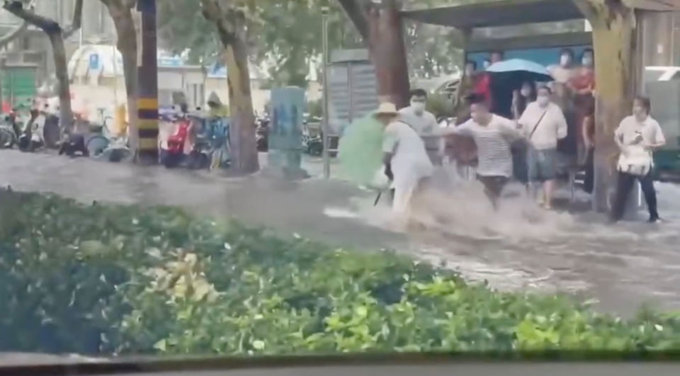 住险|跳进水流扶住险被冲倒的老人，另两位济南热心人在哪儿