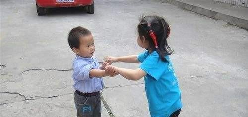 女儿|9岁女孩约男同学来家里,妈妈上班时打开监控一看,立马请假回家