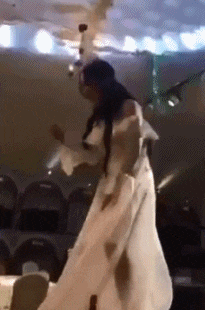 |搞笑GIF:姑娘 你穿的这是裙子吗